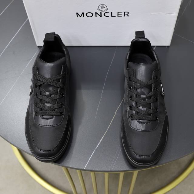 出厂价： Moncler 盟可睐 蒙口 -鞋面：品牌布匹拼接皮料车 -内里：舒适透气 -大底：原版轻便耐磨大底 -超高品控 做工精细：凸显 高端 贵气 档次 -